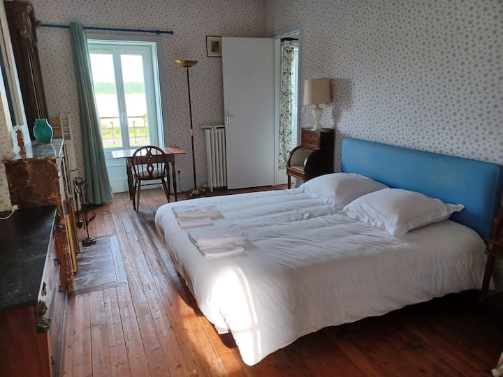 Chambre 2e étage - Ouest
Lit Queen size et petite table de travail
Salle de bain privative avec baignoire
Petite chambre avec lit bébé attenante
