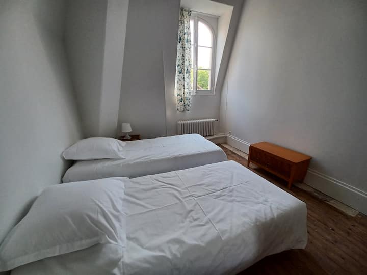 Suite familiale 1er étage Nord Est - chambre 2 lits simples
Salle de bain partagée avec la chambre attenante (chambre 3)