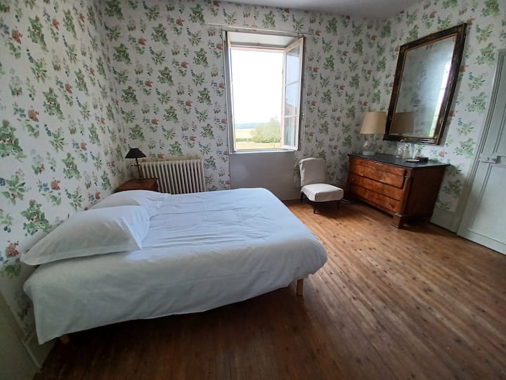 Chambre 1er étage - Sud Ouest
Lit double
Salle de bain avec baignoire en face