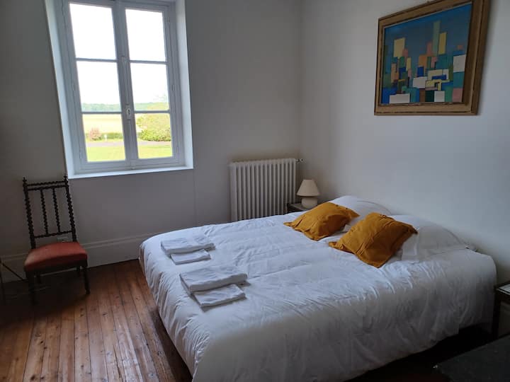 Chambre 1er étage - Sud Ouest 
Lit queen size
Salle de bain avec douche en face