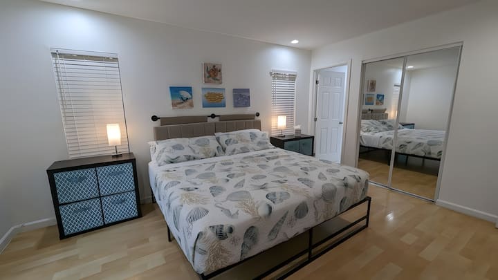 Spacious space, queen-size bed, TV, large closet, bathroom with tub. Direct access to the jacuzzi. Bedside tables with LED lamps and easily accessible USB and 120-volt outlets for charging your phone or any other electrical device.
