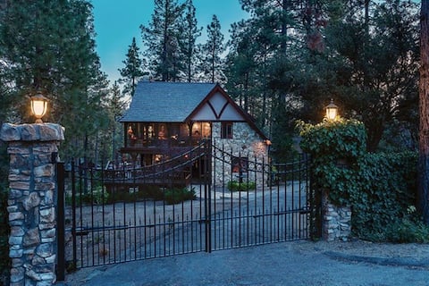 NEW Luxury/4Bdrm/Chalet/Giant hot tub/Near town