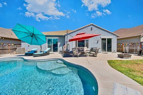 Nirvana Homes: Large Home w/ Pool & 2 King Suites