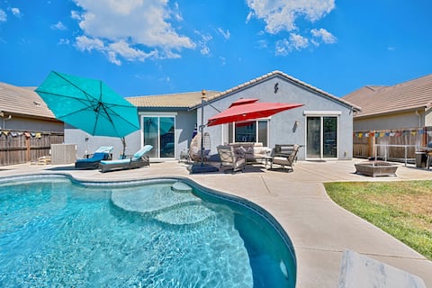 Nirvana Homes: Large Home w/ Pool & 2 King Suites