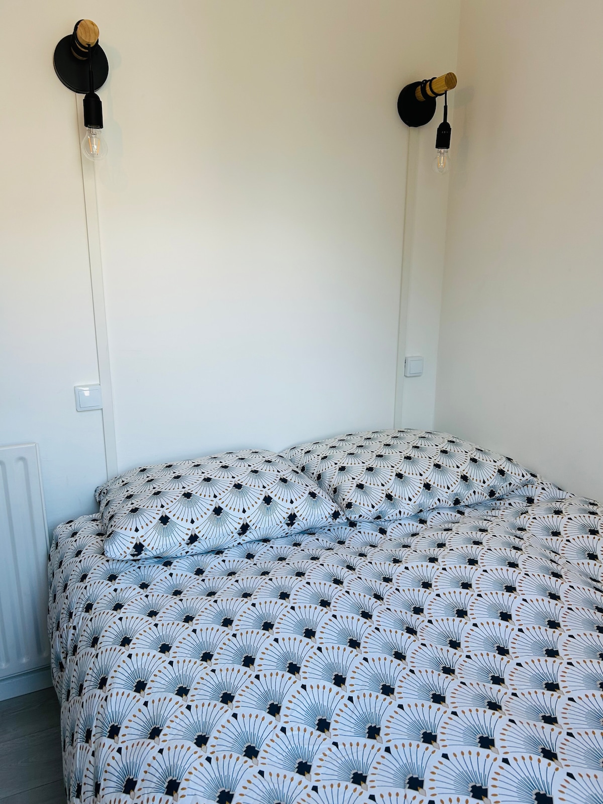 Chumba cha kulala, chenye eneo la m ² 7, kina kitanda cha 130x190 na kabati la nguo.