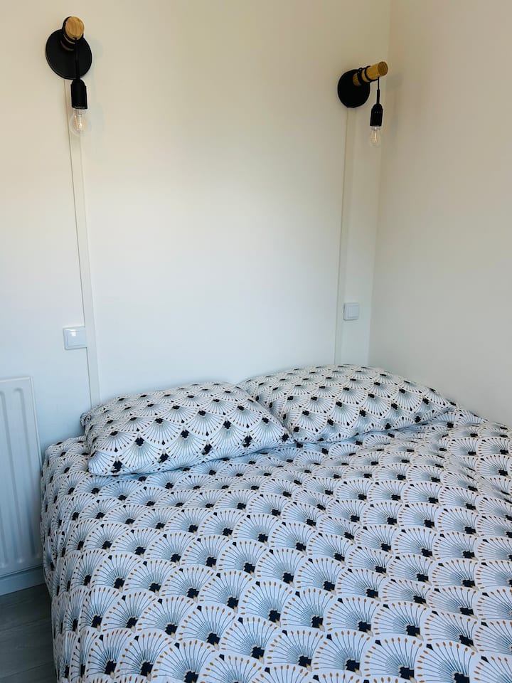 Spálňa s rozlohou 7 m² má posteľ s rozmermi 130 x 190 cm a šatník.