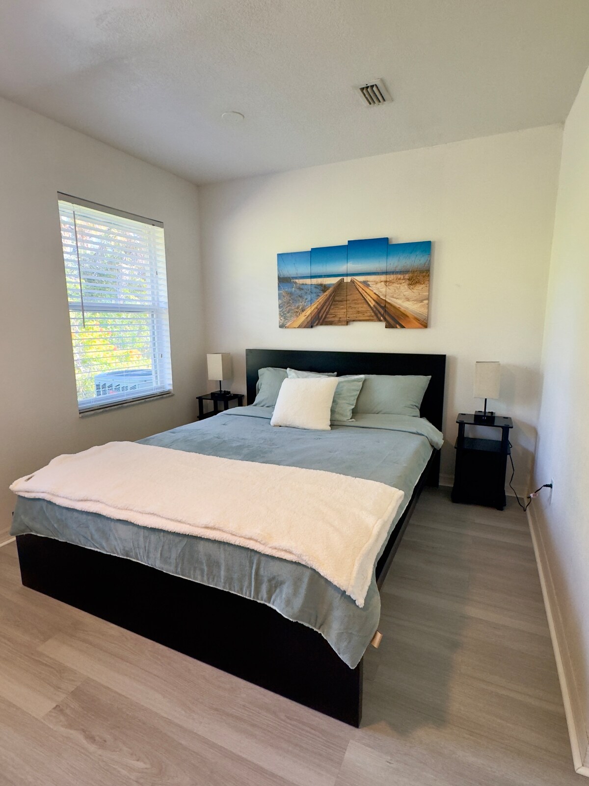 Spálňa 2 s dvojitou skriňou a televízorom