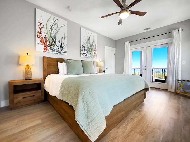 غرف نوم مريحة وأنيقة مصممة لقضاء ليالٍ مريحة بعد مغامرات الشاطئ.