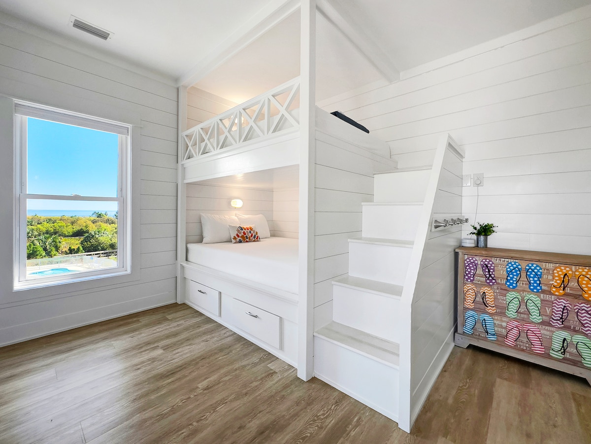 Habitación con literas construida a medida para mayor comodidad y privacidad.  Cuatro camas tamaño queen y dos camas individuales.