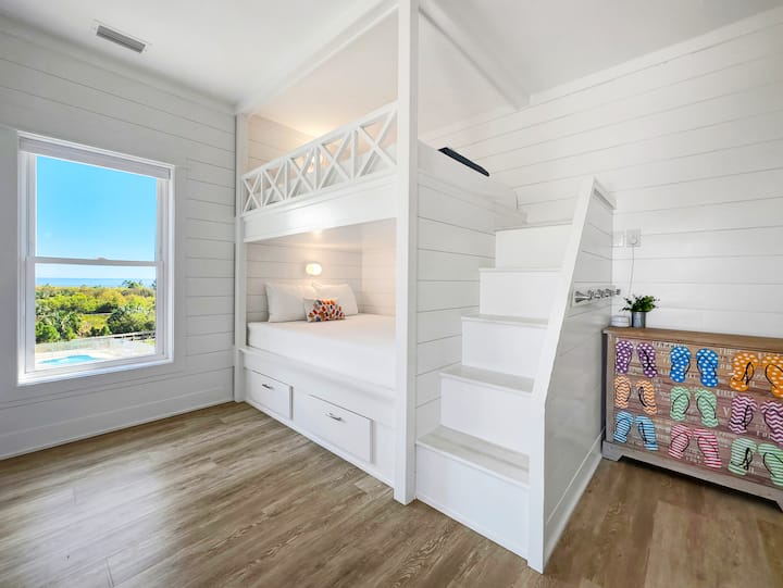 غرفة ذات طابقين مصممة خصيصًا لتوفير الراحة والخصوصية.  أربعة أسرّة كوين وسريران توأم.