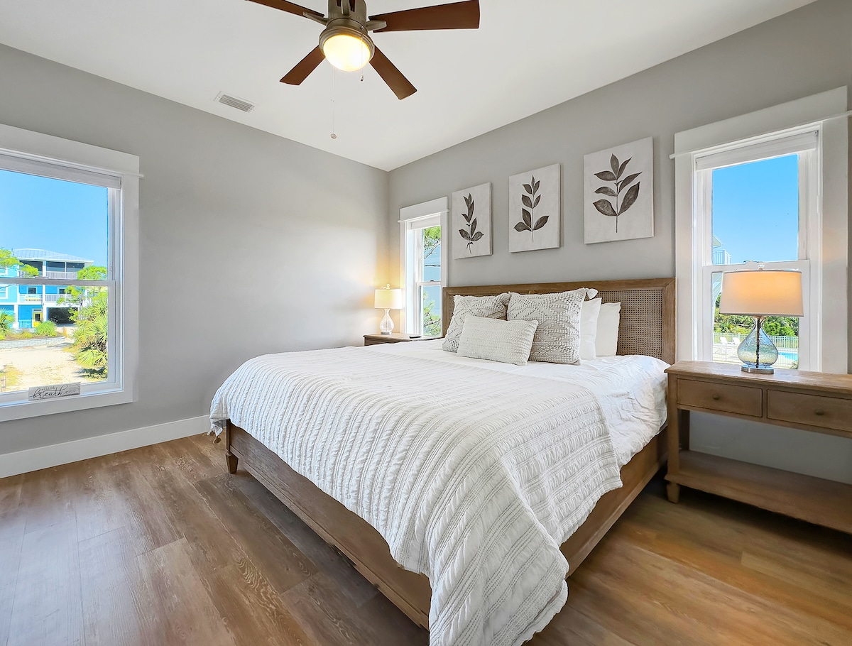 Suite privada tamaño king en el quinto dormitorio detrás de la cocina con fácil acceso y ambiente acogedor.