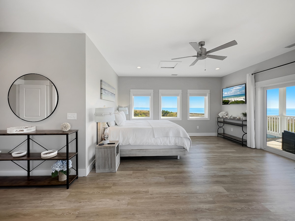 Nuestro dormitorio en el tercer piso, TAMBIÉN CONOCIDO COMO The Nest, tiene vistas a la costa por kilómetros que proporcionan impresionantes vistas al amanecer.