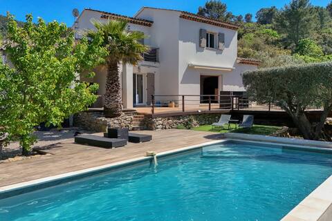Peaceful villa with views and swimming pool