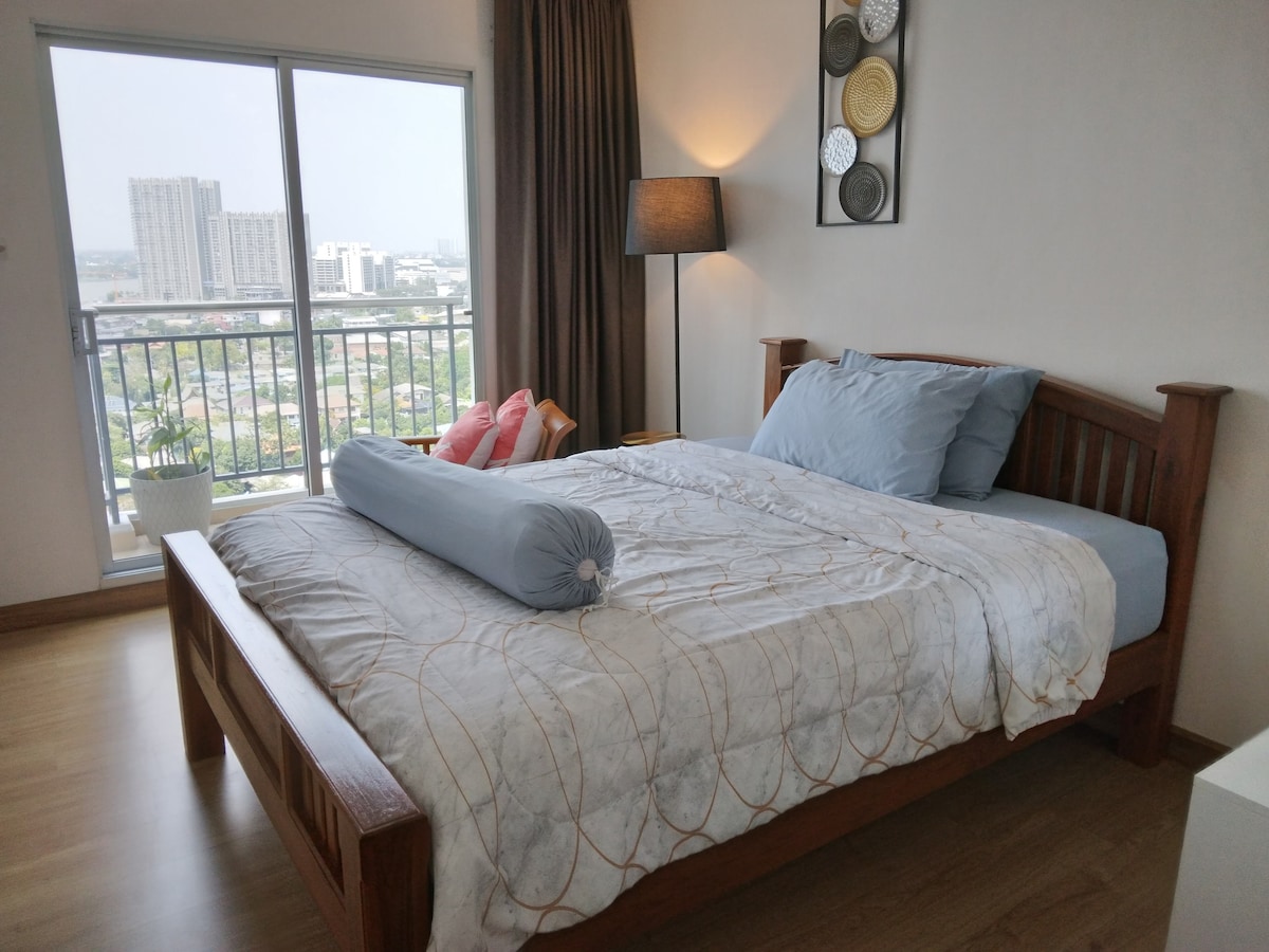 Výhľad na rieku a posteľ z teakového dreva