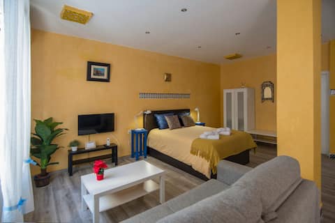 Top performing Airbnb: 5' to the beach, 10' to train station in Málaga
