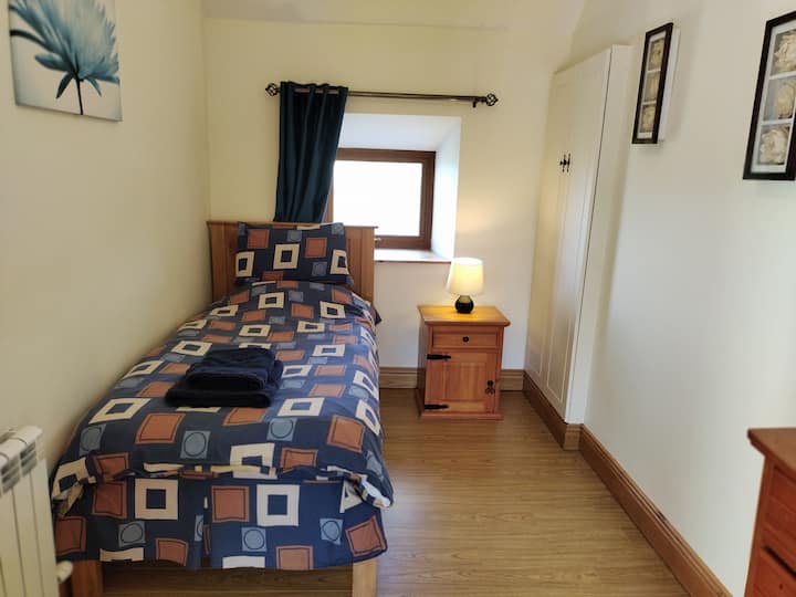 Chumba kimoja cha kulala cha ghorofani.