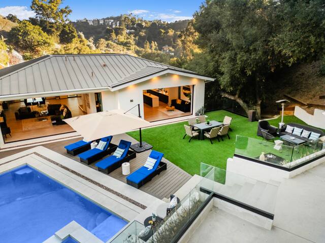 Hollywood Hills Chic Villa with Pool & Spa gallery image 5