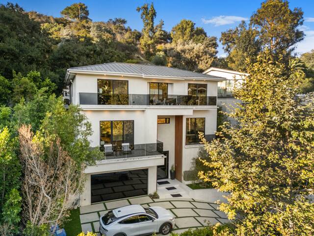 Hollywood Hills Chic Villa with Pool & Spa gallery image 2