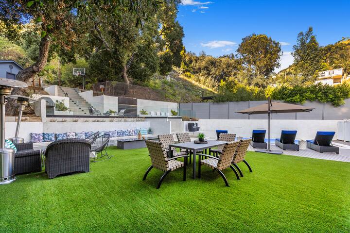 Hollywood Hills Chic Villa with Pool & Spa gallery image 4