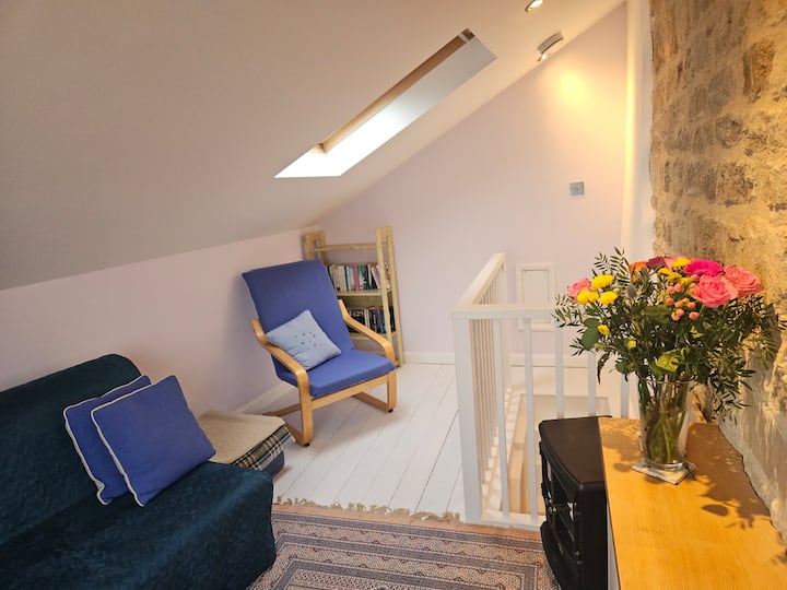 楼上有放松的空间。 景观很美，有专门的工作区域，请参阅其他照片。
