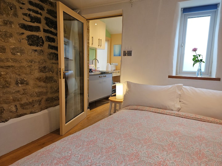 卧室靠近厨房，非常方便。