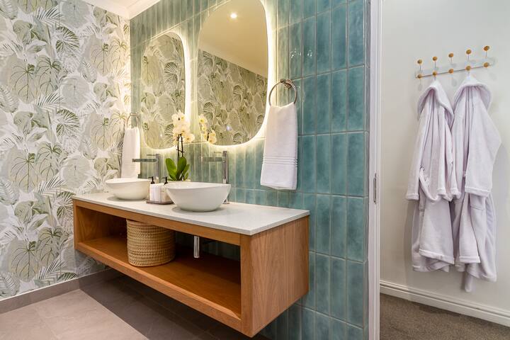 Stunning Villa With Ocean & Mountain Views gallery image 5