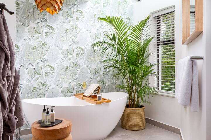 Stunning Villa With Ocean & Mountain Views gallery image 3