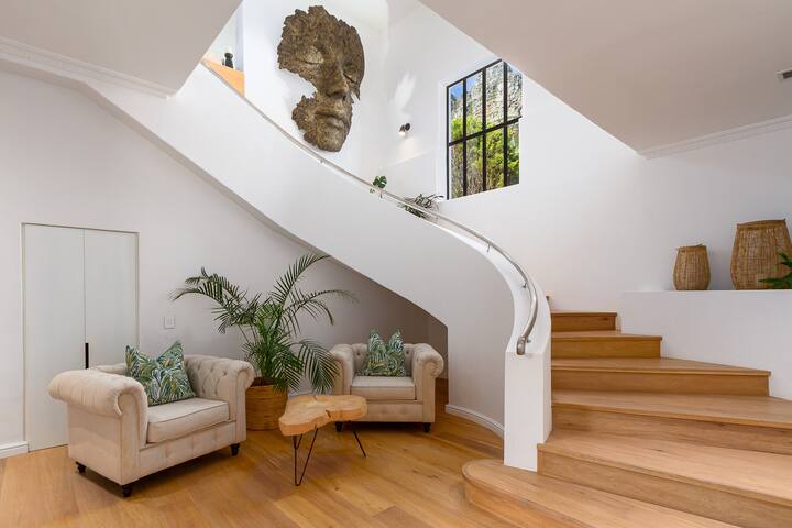 Stunning Villa With Ocean & Mountain Views gallery image 2