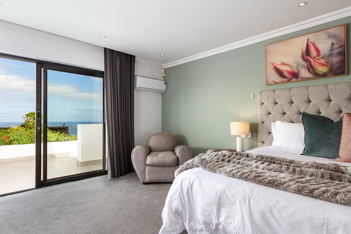 3号卧室配有一张加大双人床，配有清爽的床上用品