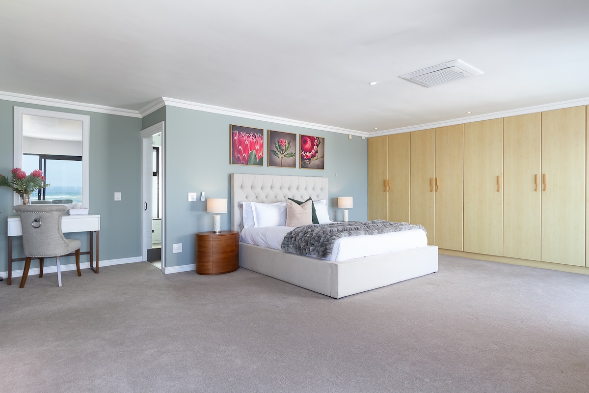 宽敞的卧室，带套内卫生间，配备2米宽双人床，床上用品干净整洁