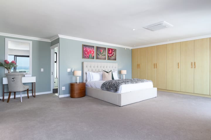 Dhomë gjumi e bollshme, me banjë ngjitur, një krevat dopio "King" me çarçafë të pastër