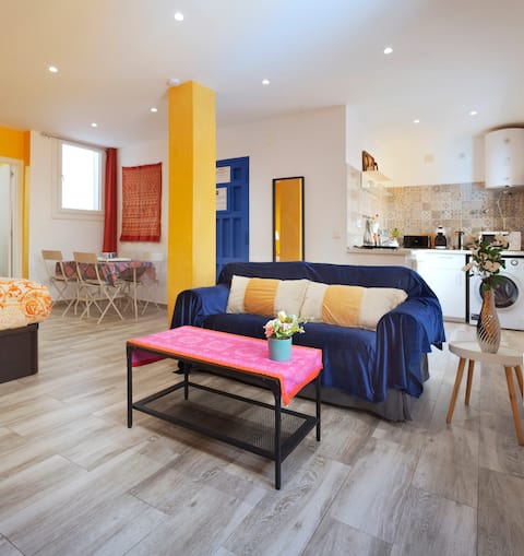 Popular Airbnb listing: 5' to the beach, 10' to train station in La Princesa