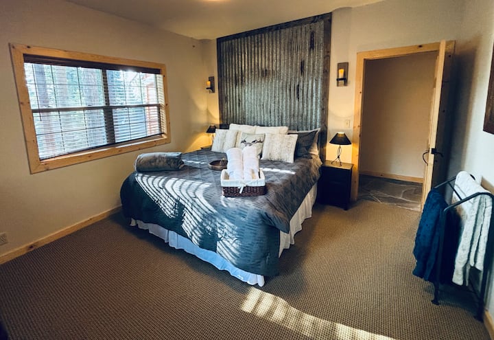 Habitación principal con cabecera personalizada