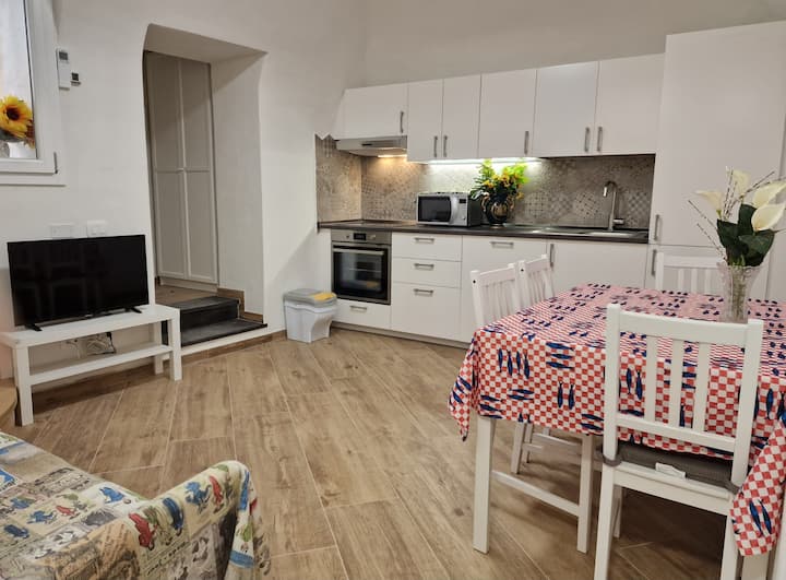 Casa Girasole: La Liguria Dei Carruggi E Terrazzi. - Albenga