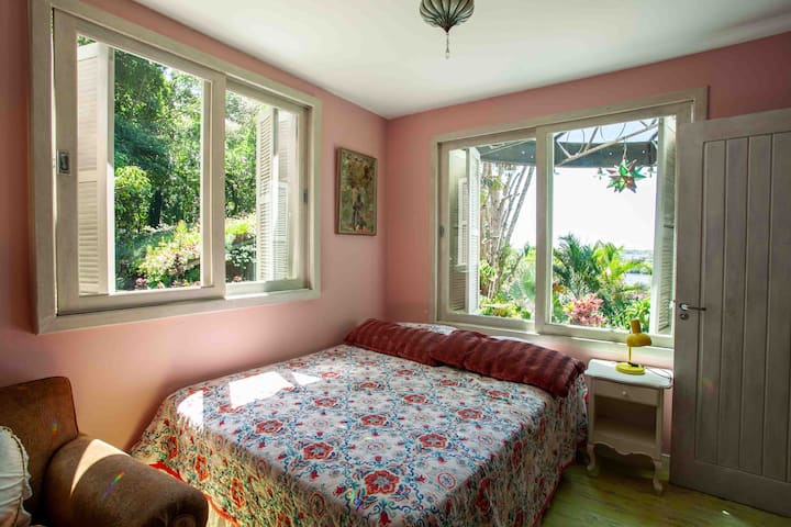 dormitorio en la planta baja con vistas al jardín y al lago
