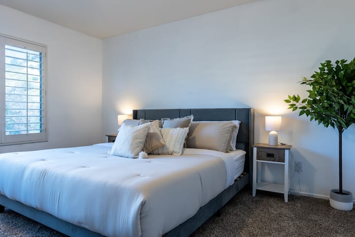 Te sentirás mimado como la realeza en la cómoda cama tamaño king del dormitorio principal.