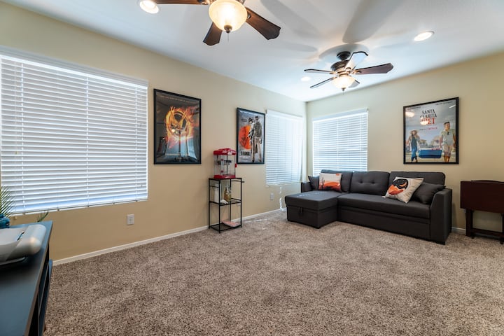 ¿Buscas un lugar para una divertida maratón de películas familiares? ¡Te va a encantar el cine privado!