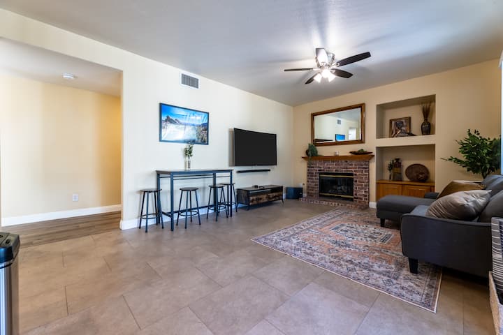 Sabemos que te preguntabas dónde está el televisor. ¡Aquí está en la segunda sala de estar!