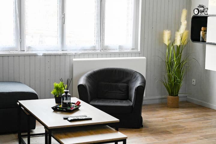 Удобна всекидневна с диван, фотьойли и масичка за кафе