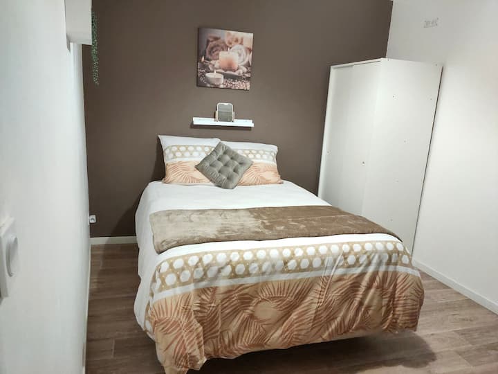 Удобно двойно легло с осигурено спално бельо