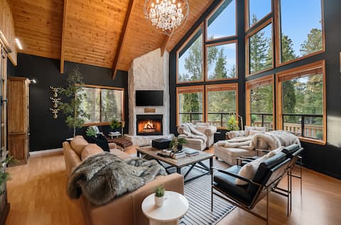 Luxe Designer Cabin with Hot Tub