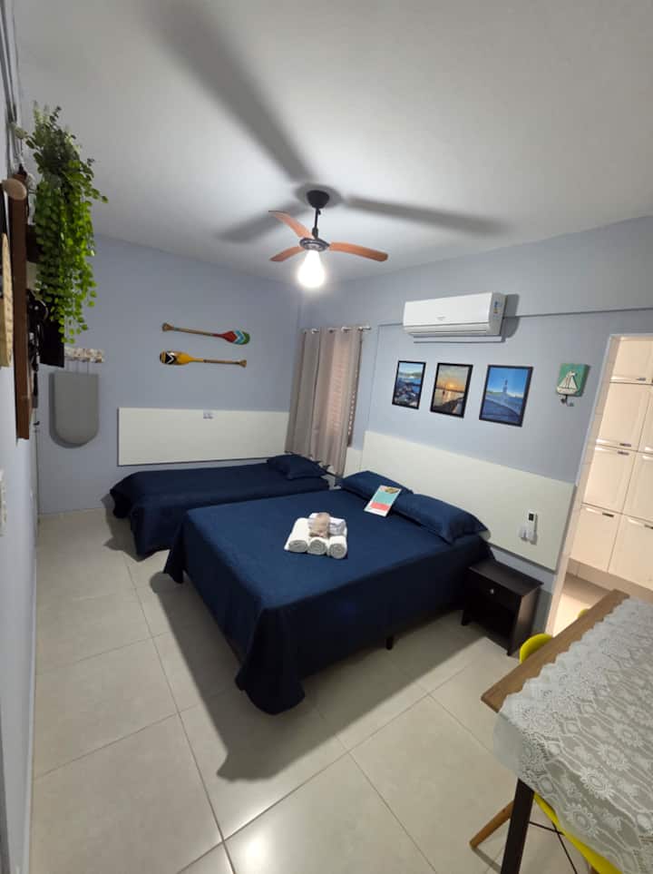 Dhomë gjumi - dy krevate, tavolinë dhe televizor.