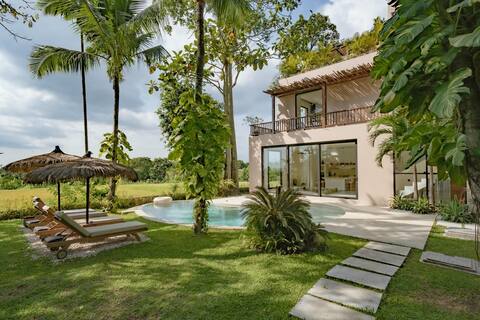 Walk to the Beach from This 4BR Getaway Villa