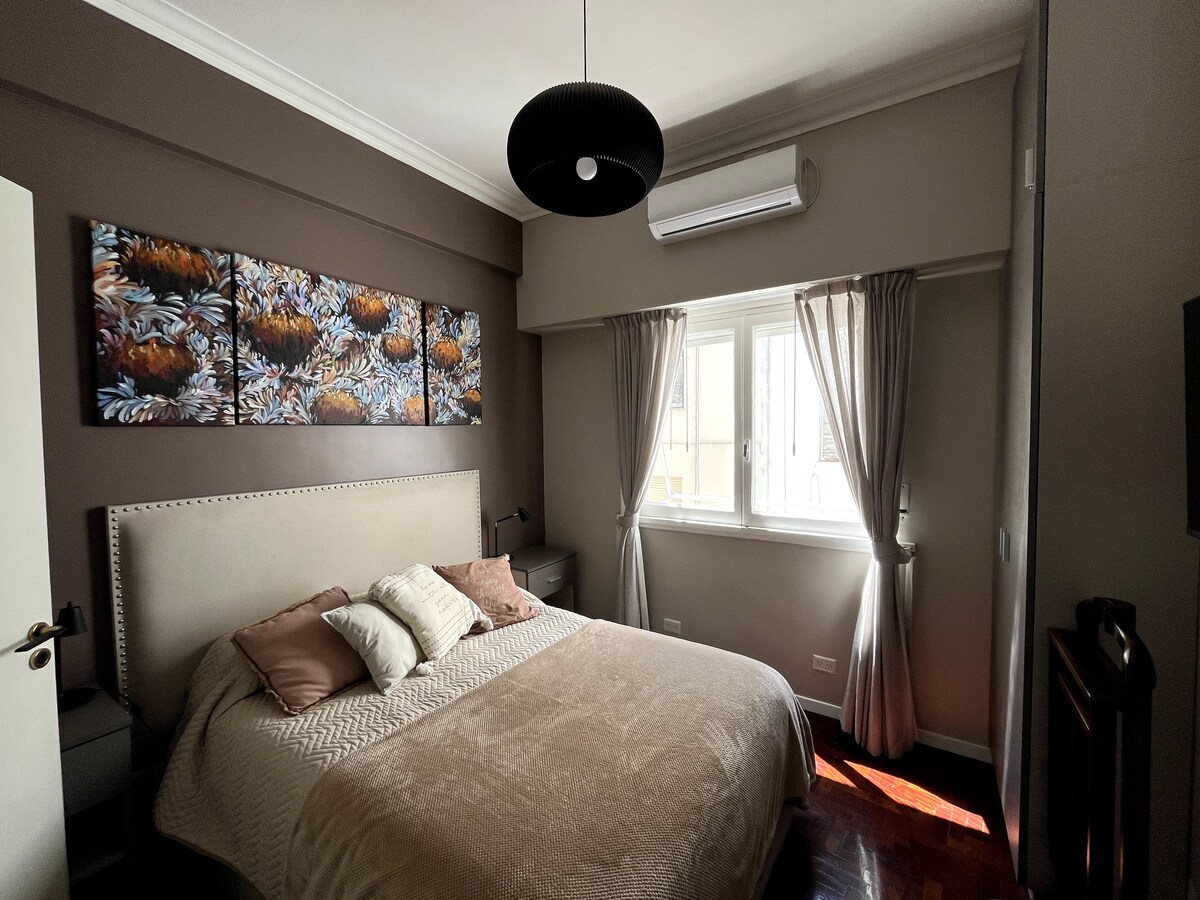 تحتوي غرفة النوم الرئيسية على هواء وتلفزيون ذكي وخزانات وشموع ونافذة ساطعة مع ستائر تعتيم.