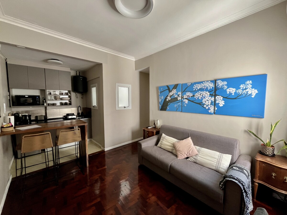 خلال النهار، تغمر الشقة بالضوء الطبيعي.