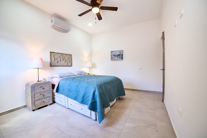 Საძინებელი ორადგილიანი საწოლით და ერთდღიანი საწოლით 