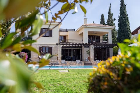 Luxury 4 Bedroom Villa with Large Pool & Jacuzzi