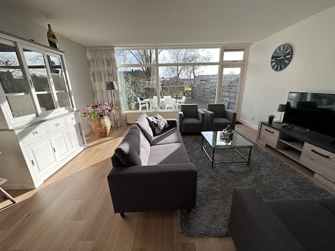 Complete Modern House, 4 Bedrooms, Top location!