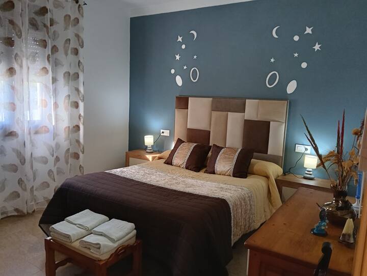 Vista general del dormitorio. Vista general del dormitorio.