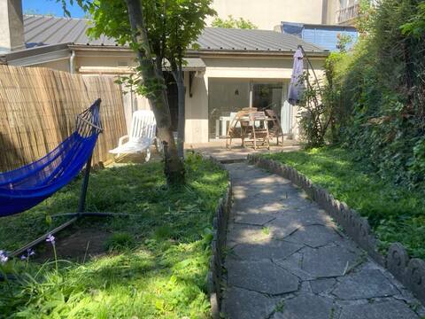 House with garden overlooking Paris and the Eiffel Tower